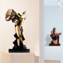 Acheter une sculpture cubiste dans une galerie d'art contemporain