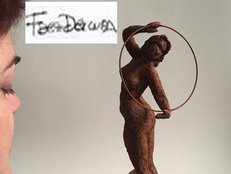 Sculpteur Fernández Delcura mais elle ressortit aussi en Dessin, Peinture, Photographie, Psychologie de l´image et autres, ce qui l´a poussée à devenir la grande artiste qu´elle est maintenant.