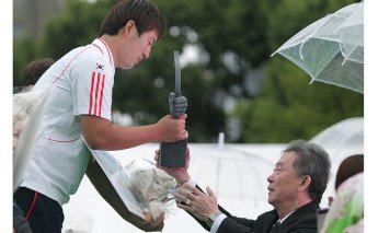 Remise du Trophée pour le championnat du monde de tir à l'arc FITA